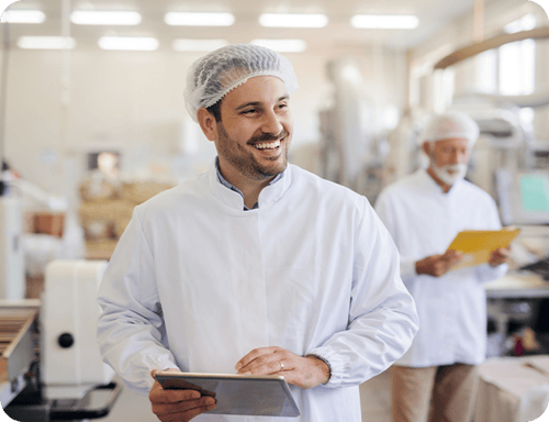 Homem-segurando-tablet-e-sorrindo-PariPassu