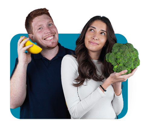 jovens-seguram-frutas-