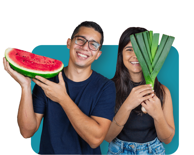 jovens segurando frutas