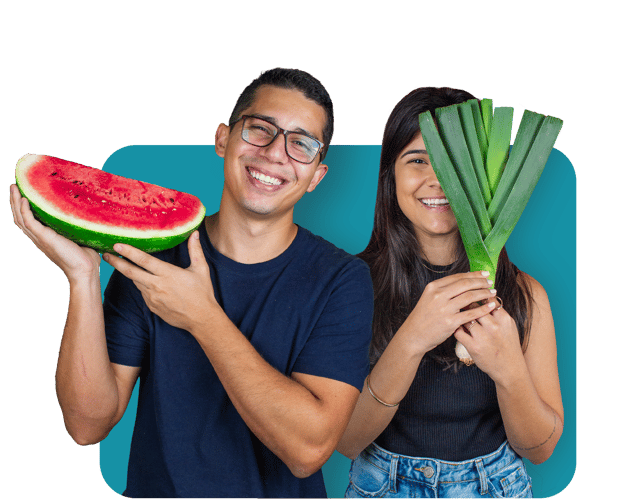 jovens segurando frutas jovens segurando frutas