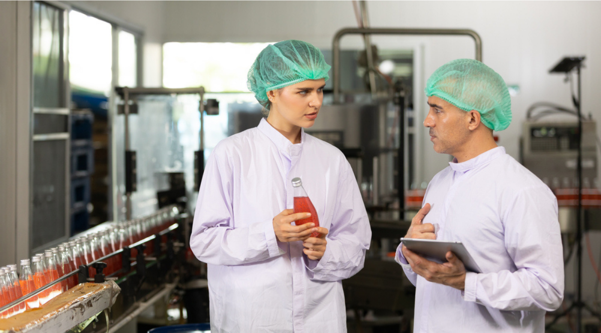 mulher e homem debatendo sobre qualidade do produto