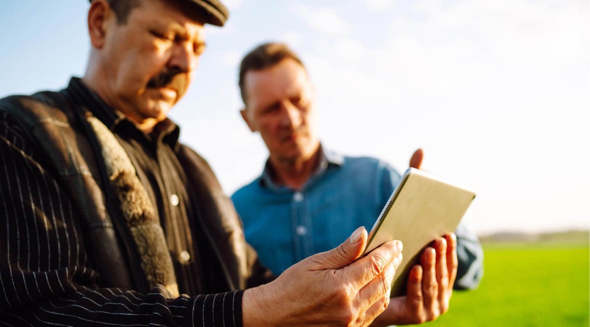 homens no campo com tablet