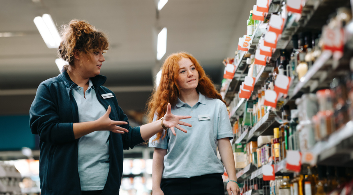 mulheres no corredor de um supermercado