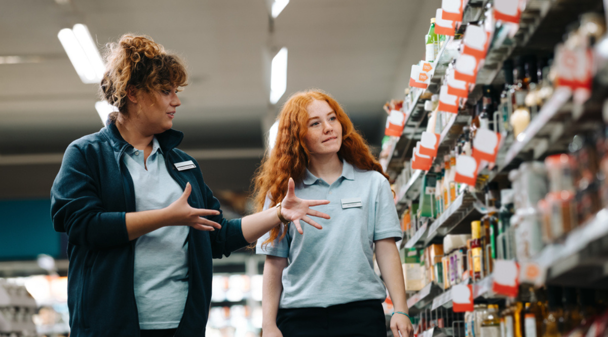 mujeres no corredor de um supermercado